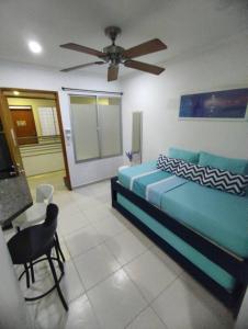 um quarto com uma cama, uma mesa e uma ventoinha em Rincón Marino - Acogedor Apartamento de 1 Alcoba en El Rodadero em Rodadero