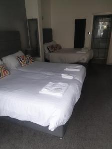 - 2 lits dans une chambre d'hôtel avec des draps blancs dans l'établissement Fairway Hotel, à Blackpool