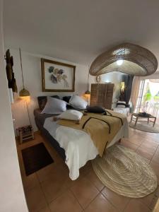 ein Schlafzimmer mit einem großen Bett in einem Zimmer mit einem Teppich in der Unterkunft Studio Le paradis zen village vacances 1er étage et rdc vue mer et plage Ste Anne Guadeloupe in Sainte-Anne + 112 Fotos