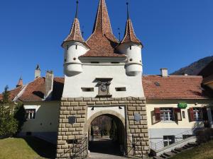 einen Torbogen zu einem Gebäude mit einem Schloss in der Unterkunft Old City Lux 2 in Braşov