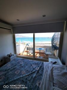 um quarto com uma cama e vista para o oceano em Suite home em Giardini Naxos