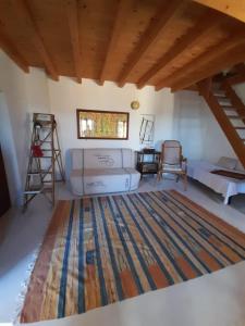 - un salon avec un canapé et un tapis dans l'établissement Casa Luci, vista mare, à Vezzi Portio