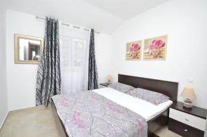 a bedroom with a bed and a window at Apartment Sanja in Podglavica