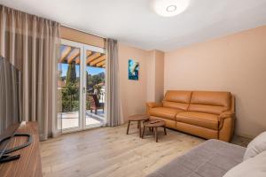 ein Wohnzimmer mit einer Couch und einer Glasschiebetür in der Unterkunft Villa Ivona with heated pool in Rovinj in Rovinj