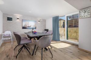 ein Esszimmer mit Tisch und Stühlen und einer Uhr in der Unterkunft Villa Ivona with heated pool in Rovinj in Rovinj