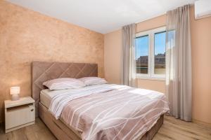 ein Schlafzimmer mit großem Bett und Fenster in der Unterkunft Villa Ivona with heated pool in Rovinj in Rovinj + 45 Fotos