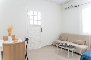 sala de estar con sofá y mesa en Athenais Apartment, en Lixouri