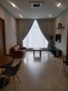 - un salon avec un canapé et une table dans l'établissement 3ROOMS SOHO SUITES KLCC BY RED HOMES, à Kuala Lumpur