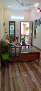 ein Wohnzimmer mit einem Sofa und einem Tisch in der Unterkunft Oyster Marris Homestays Thiruvananthapuram Award winning Homestay in Thiruvananthapuram
