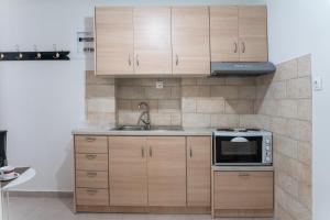 Kuchyň nebo kuchyňský kout v ubytování Athenais Apartment
