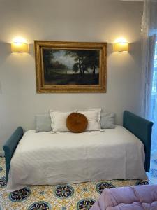 una camera con un letto con una foto sul muro di La casa di Cinzia, Pompei/Vesuvio a Palma Campania