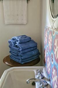 a stack of blue towels sitting next to a bathroom sink at Casa La Raquelita in Navarro +24 photos