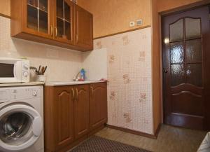 Кухня или мини-кухня в Uyut Apartments Chekhova
