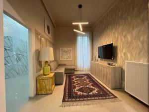 sala de estar con sofá y TV en IMHOME - Cadorna House, en Milán