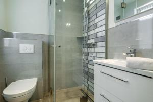 een badkamer met een toilet, een wastafel en een douche bij Ferienhaus Seeherz in Ostseebad Sellin