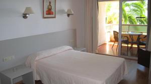 Postel nebo postele na pokoji v ubytování Hostal Velilla
