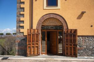 una entrada a un edificio con una puerta de arco en Tenuta Borsari en Frascati