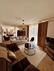 uma sala de estar com um sofá e uma mesa em Résidence Litariccia em Solaro