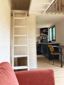 una habitación con una escalera en una casa pequeña en Joy Tiny House Perche, en Madeleine