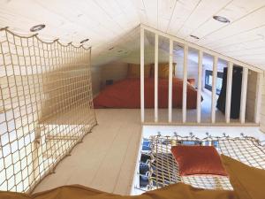 una habitación con una jaula con una cama en ella en Joy Tiny House Perche en Madeleine