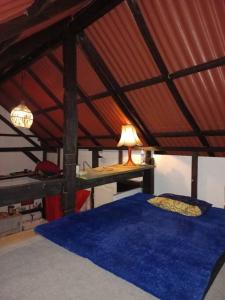 ein Schlafzimmer mit einem blauen Bett in einem Zelt in der Unterkunft Sada 360 homestay in Sembalun Lawang