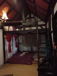 - une chambre avec 2 lits superposés dans l'établissement Sada 360 homestay, à Sembalun Lawang