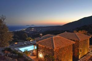 Cette villa dispose d'une piscine et offre une vue sur l'océan. dans l'établissement Villas Palazzo Greco, Agia Galini, à Agia Galini