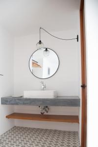 bagno con lavandino e specchio di Casa Naâmja a Tepoztlán