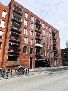 un edificio in mattoni rossi con biciclette parcheggiate di fronte di ApartmentInCopenhagen Apartment 1463 a Copenaghen