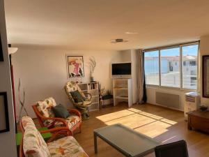 a living room with a view of the ocean at Appartement face à la mer in Cap d'Agde
