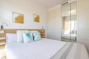 Posteľ alebo postele v izbe v ubytovaní OleHolidays 535 Romana Playa con vistas al mar