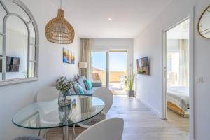 Televízia a/alebo spoločenská miestnosť v ubytovaní OleHolidays 535 Romana Playa con vistas al mar