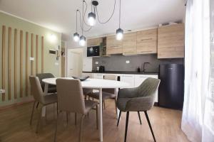 uma cozinha com mesa e cadeiras num quarto em Elegant flat in the city centre with two suite em Perugia