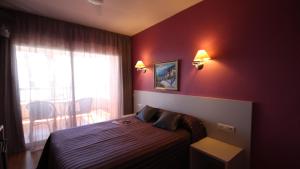 Postel nebo postele na pokoji v ubytování Hostal Velilla
