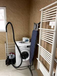 eine Waschmaschine in einem Zimmer mit Regal in der Unterkunft Apartament cozy in Villerupt