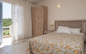 Кровать или кровати в номере Alonissos Beach Bungalows And Suites Hotel