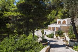 Сад в Alonissos Beach Bungalows And Suites Hotel