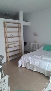Łóżko lub łóżka w pokoju w obiekcie Amarello