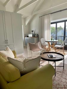克尼斯納的住宿－African Flame Apartment，客厅配有沙发和桌子
