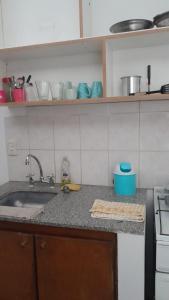 cocina con fregadero y encimera en Amarello en Gualeguaychú