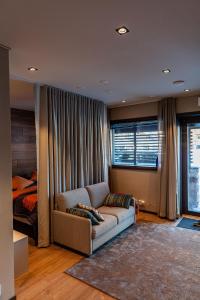 un salon avec un canapé et un lit dans l'établissement Levi Platinum Superior Apartments, à Levi