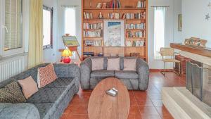Sala de estar con 2 sofás y mesa de centro en Minos's House, en Kathiana