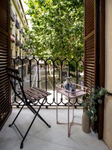 eine Terrasse mit einem Tisch und einem Stuhl auf dem Balkon in der Unterkunft Mesones 54 in Granada