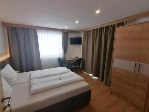 Postel nebo postele na pokoji v ubytování Gästehaus Holaus