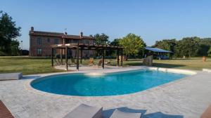een zwembad met een prieel en een speeltuin bij Villa Boschi Salviati in Montagnano