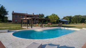 una piscina con gazebo e parco giochi di Villa Boschi Salviati a Montagnano