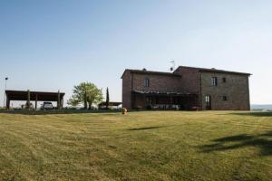 un grande edificio in un campo con idrante di Villa Boschi Salviati a Montagnano