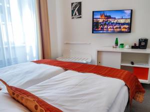 Postel nebo postele na pokoji v ubytování LH Vintage Design Hotel Sax