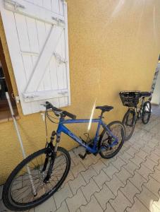two bikes parked next to a wall with a door at Charmante Villa de vacances in Cap d'Agde +5 photos