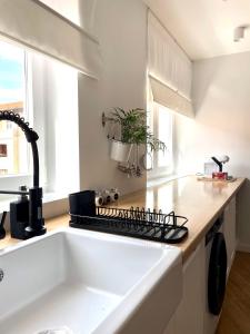 uma cozinha branca com um lavatório e um fogão em Apartamento PC em Torrelavega